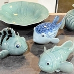 竹内保史さんが手がけた、王地山焼の魚シリーズなど＝丹波篠山市河原町
