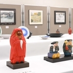 彫刻や絵画など多彩な作品が並ぶ会場＝柏原自治会館