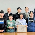 県教委主催の賞で、最優秀賞に輝いた西紀北小の児童ら＝丹波篠山市役所