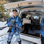 赤外線カメラやスピーカー搭載のドローンとスカイヤー社のスタッフら。雪の残る農地や山で実験した＝丹波篠山市瀬利