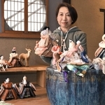 展示中の人形を手にする衣川百合香さん＝丹波市青垣町佐治