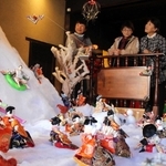 ひな人形がスキー、スノボ…「りくりゅう」ペアも再現　丹波の16カ所で展示　