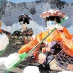 サングラス姿で雪かきするひな人形＝丹波市青垣町佐治