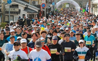 晴天の下、力強く駆け出すランナーたち＝丹波篠山市内
