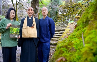 境内に自生する苔に焦点を当てたリトリートツアーなどをＰＲする高源寺の住職ら＝丹波市青垣町桧倉