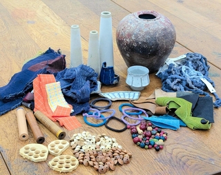 小野のそろばん玉の余剰品や、播州織の端切れ、割れた丹波焼の器など、浅海真弓さんらが集めた造形活動用の素材