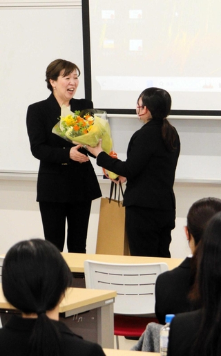 講演を終えて学生から花束を受ける足立佐知子さん（左）＝丹波市立看護専門学校
