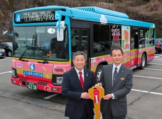 丹波市からウイング神姫に引き渡された大型のノンステップバス＝丹波市氷上町成松