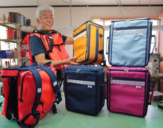 開発した「ライフボックス」を紹介する細川晋さん＝丹波市柏原町柏原