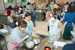 やさしい日本語を実践しながらミャンマー料理作りを楽しむ参加者たち＝四季の森生涯学習センター