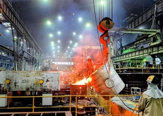 溶かした鉄を鋳型へ流し込む作業＝三井ミーハナイト・メタル篠山工場