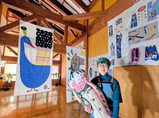 布をパッチワークした作品やぬいぐるみアートを手にする造形作家あさうみまゆみさん＝ちるみゅー
