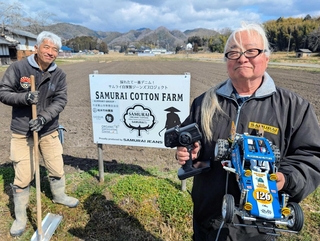 サムライコットンファーム社が借りている農地にラジコン用サーキットを造り、走行会を開く＝丹波篠山市野間