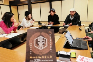 直会市の開催に向けて話し合いをする実行委員会のメンバーら＝春日神社