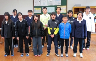 卒業式のために作ったオリジナルの歌を練習する６年生たち＝八上小学校