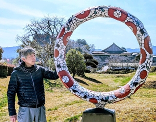 加古勝己さんがデザインした丹波篠山国際博の円形のモニュメント。２０日に除幕され、お披露目される＝丹波篠山市北新町
