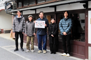 イベントの企画に携わった内藤ゆうこさん（右から２人目）ら＝丹波篠山市西町