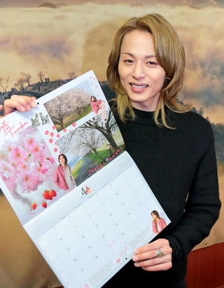 古里・丹波の魅力が詰まったカレンダーをアピールする新木宏典さん＝丹波市役所