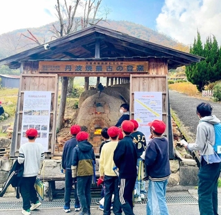 「丹波焼最古の登り窯」を見学する小学生＝丹波篠山市今田町上立杭（丹波立杭陶磁器協同組合提供）