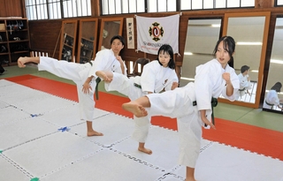 全国高校少林寺拳法選抜大会への出場を決めた（手前から）廣内藍さん、深田彩晴さん、冨田賢矢さん＝柏原高校