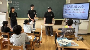 大学生から黒大豆の栄養を教わるなど、甲子園大学との継続した交流を続けている＝２０２５年９月、西紀北小学校（同校提供）