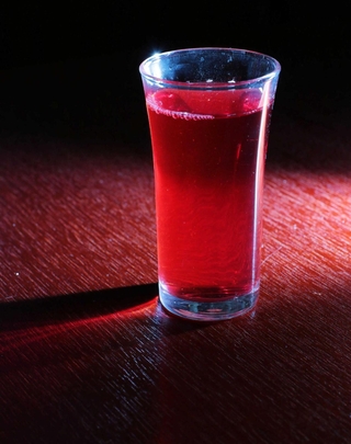 西紀北小周辺で親しまれていた「ビーンズサワー」。透明感のある鮮やかな赤色はロゼワインを思わせる