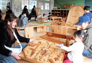 木のおもちゃで遊ぶ家族連れなど＝丹波市青垣町文室