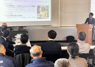 自らの活動について報告する丹波篠山市地域おこし協力隊員（右端）＝丹波篠山フィールドステーション