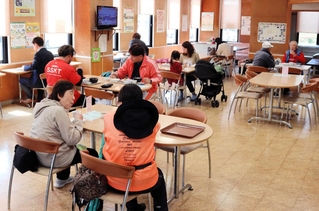 幅広い世代が利用する店内＝丹波篠山市網掛、喫茶ふれあい