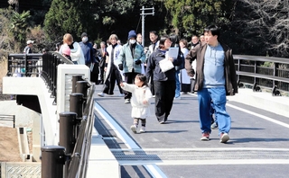 完成した橋の渡り初めをする地域住民ら＝丹波市山南町阿草