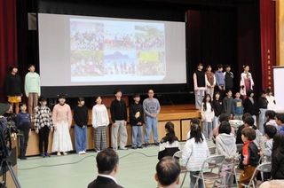 写真を使って三輪小での思い出を振り返る子どもたち＝丹波市市島町酒梨、三輪小学校