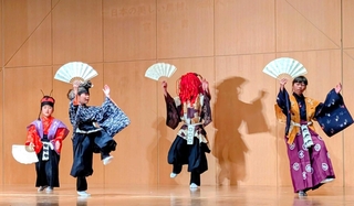 子どもらが披露した新作狂言「篠山雲海」＝丹波篠山市民センター