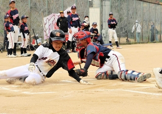 果敢に生還するベースボールキッズ丹波の選手＝春日総合運動公園