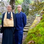 境内に自生する苔に焦点を当てたリトリートツアーなどをＰＲする高源寺の住職ら＝丹波市青垣町桧倉