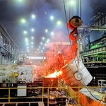 溶かした鉄を鋳型へ流し込む作業＝三井ミーハナイト・メタル篠山工場