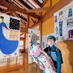 布をパッチワークした作品やぬいぐるみアートを手にする造形作家あさうみまゆみさん＝ちるみゅー