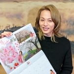 古里・丹波の魅力が詰まったカレンダーをアピールする新木宏典さん＝丹波市役所