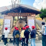 「丹波焼最古の登り窯」を見学する小学生＝丹波篠山市今田町上立杭（丹波立杭陶磁器協同組合提供）