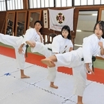 全国高校少林寺拳法選抜大会への出場を決めた（手前から）廣内藍さん、深田彩晴さん、冨田賢矢さん＝柏原高校