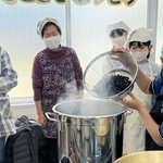 作り手だった地域の女性らに教わり、ビーンズサワーを試作する児童たち＝２月１８日、西紀北小学校（同校提供）