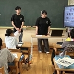 大学生から黒大豆の栄養を教わるなど、甲子園大学との継続した交流を続けている＝２０２５年９月、西紀北小学校（同校提供）
