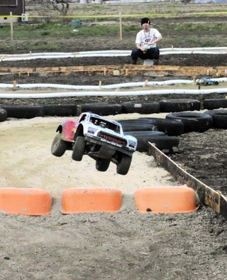 農具を転用したジャンプ台で、大きく空中に飛ぶＲＣカー＝丹波篠山市野間