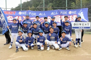 大会を制した春日ＷＥＳＴの選手たち＝丹波市春日町下三井庄、春日総合運動公園