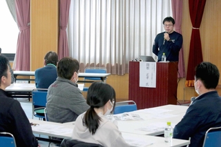 被災者に寄り添った災害ボランティアの心構えなどを説明する「ピースボート災害支援センター」の関根正孝さん（右奥）＝柏原福祉センター