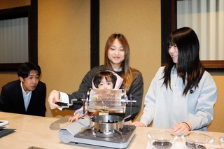 黒豆の焙煎を体験する宿泊者＝丹波篠山市立町