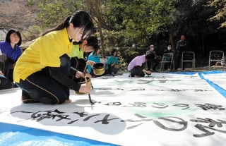 平和への祈りを込めながら書をしたためる柏原高校書道部の生徒＝石龕寺