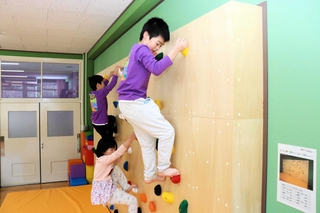 ボルダリングウォールに登る子どもたち＝丹波市山南町和田