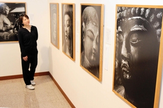 独自の撮影手法が際立つ土門拳の作品が並ぶ会場＝丹波市立植野記念美術館