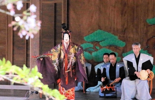 能「杜若」で、杜若の精を演じる大槻文蔵さん（左）＝春日神社能舞台