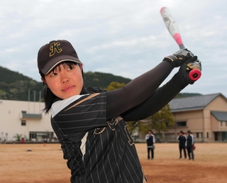 たった１人の正部員としてソフトボールを続けてきた伊勢葵さん＝柏原高校